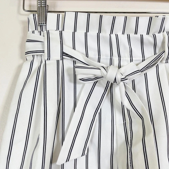 ZARA  | PLEATED HIGH WAIST PAPER BAG WHITE STRIPED SHORT - Picture 6 of 14